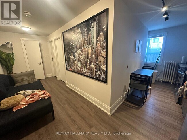 Photo du bâtiment - 595-595 St Clair Ave W