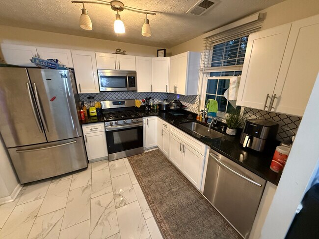 Foto del edificio - 4028 Hancock Cir