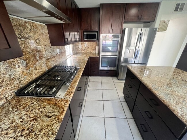 Building Photo - $4,500 - 4 Bed 2.5 Bath House located in G...