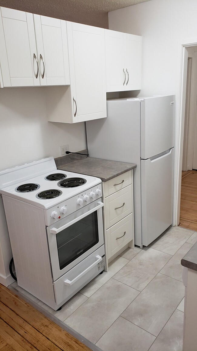 Building Photo - NEWLY RENOVATED 1 Bedroom with Hardwood Floors!