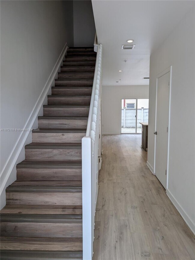 Foto del edificio - 170 NW 158th St