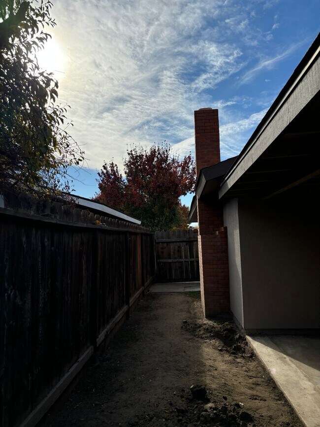 Building Photo - West Visalia Home near Shopping Center!
