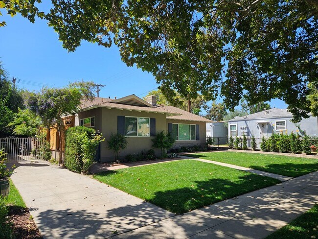 Building Photo - Beautiful Home in a Lovely Neighborhood! Available Spacious 2 Bedroom and Two Bathroom!