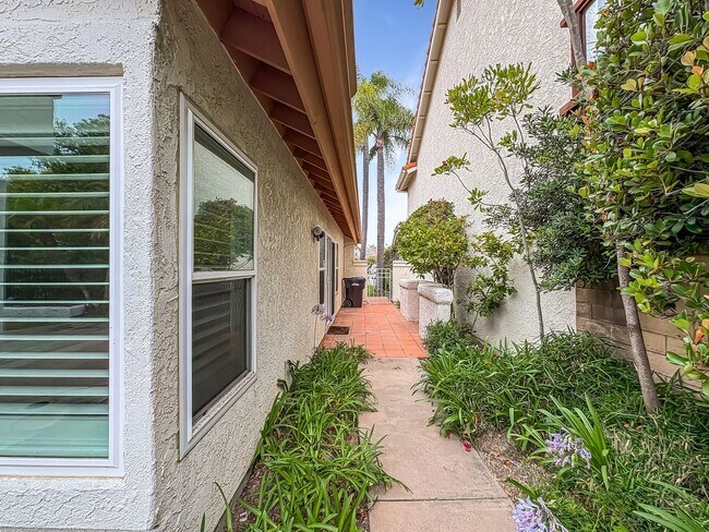 Building Photo - Beautiful 4B/3BA House w/ 2 Car Attached G...