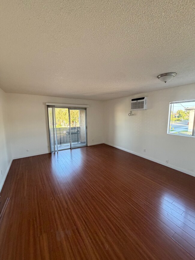 Foto del edificio - 525 Jacmar Dr