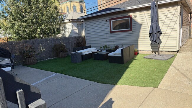 Patio trasero con césped recién instalado - 1032 W 31st Pl