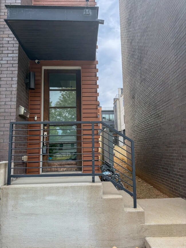 Building Photo - 824 13th Ave S