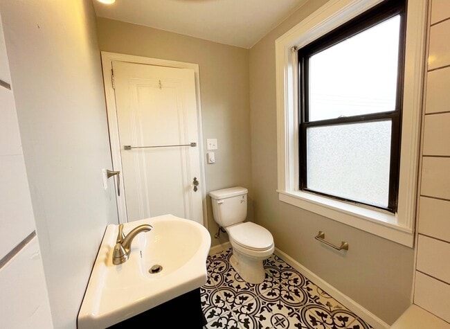 Building Photo - 717 Buchanan Plz