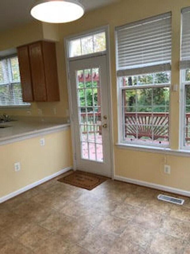 Building Photo - 5106 Higgins Dr