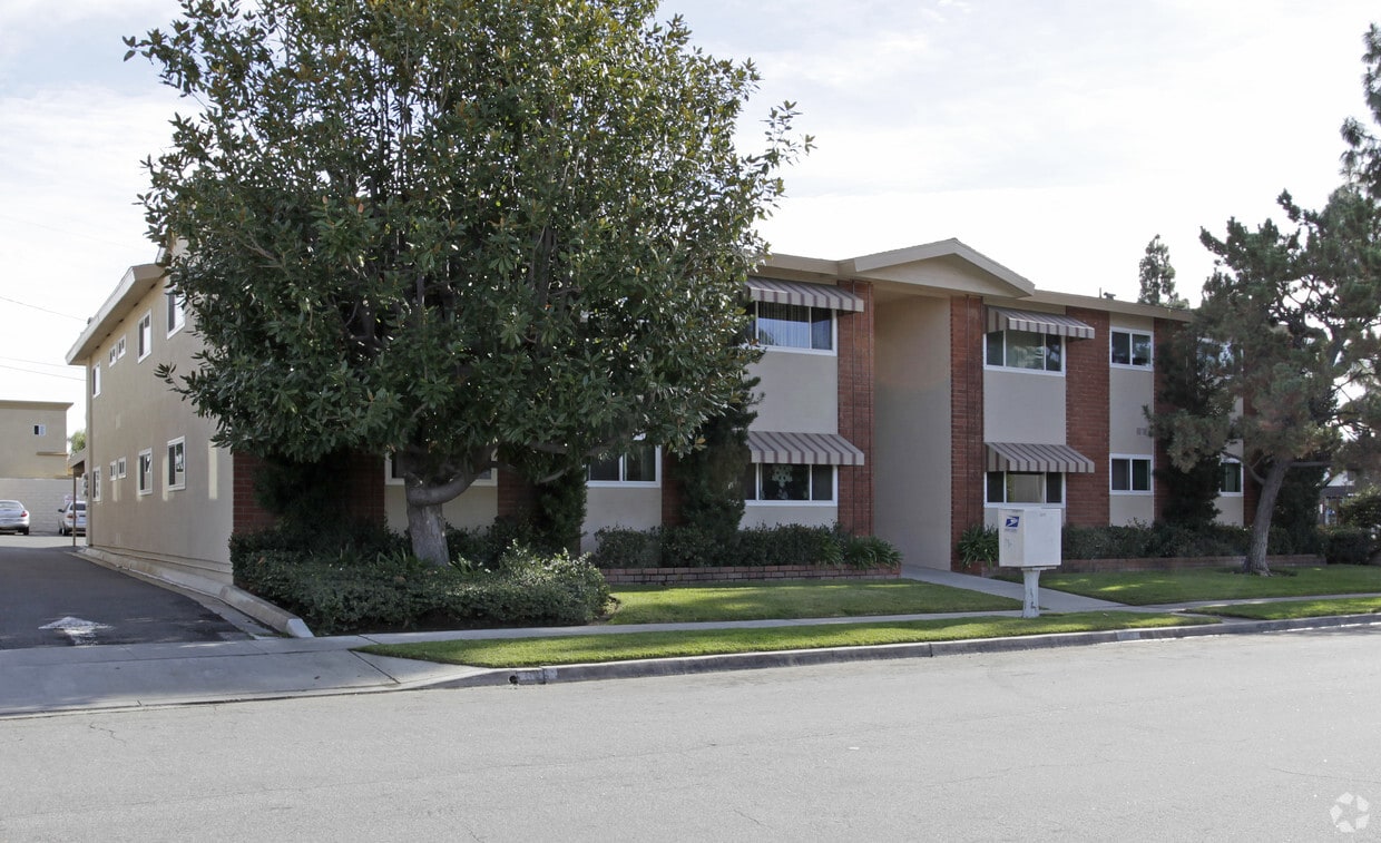 Building Photo - Walnut Manor