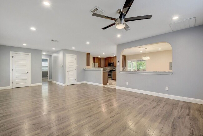 Building Photo - 5001 Canella Dr