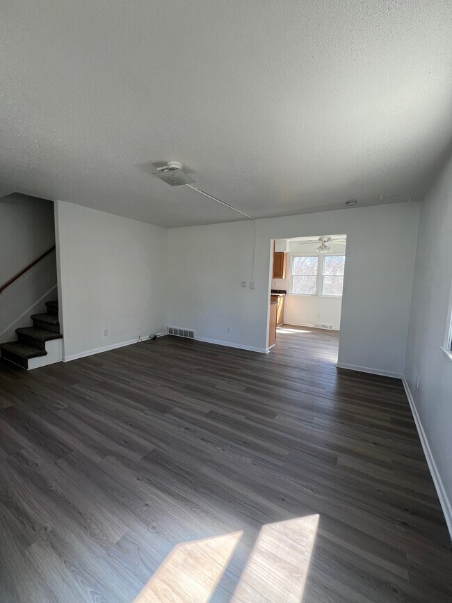 Building Photo - 23 E Gray St