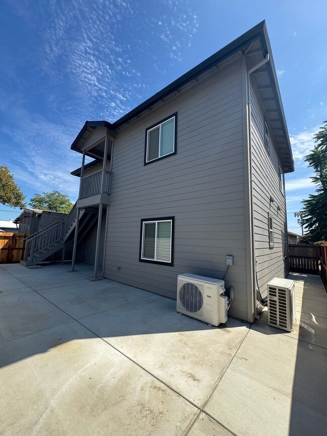 Building Photo - 629-629 N Sacramento St