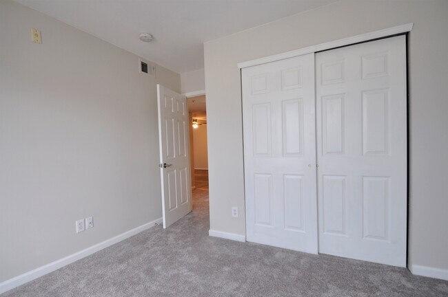 Building Photo - 12293 W Cross Dr