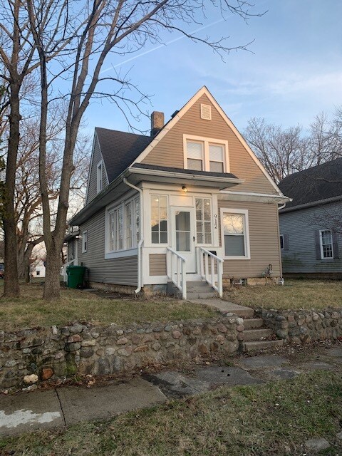 Building Photo - 912 S 17th St