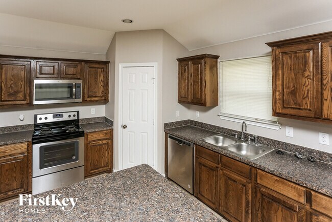 Building Photo - 623 Hilton Dr