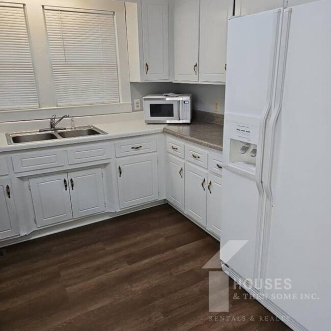 Foto del edificio - 354 E Floyd Baker Blvd