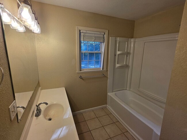 Building Photo - Charming 3 bedroom close to campus and I49