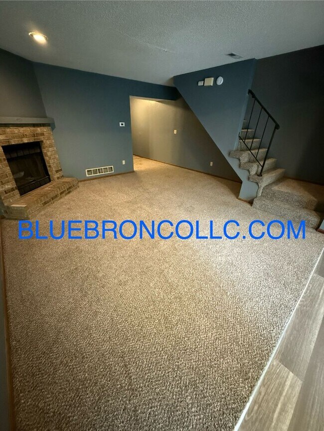 Foto del edificio - New flooring and fresh paint in this spaci...