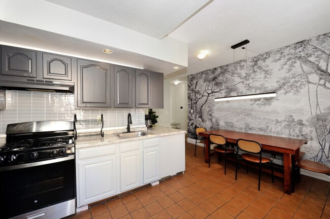 Building Photo - 708 9th Ave