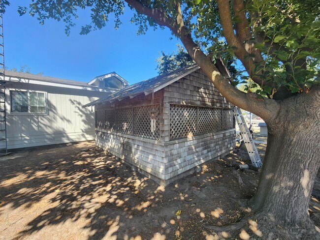 Building Photo - Well-Maintained 3BR/2BA