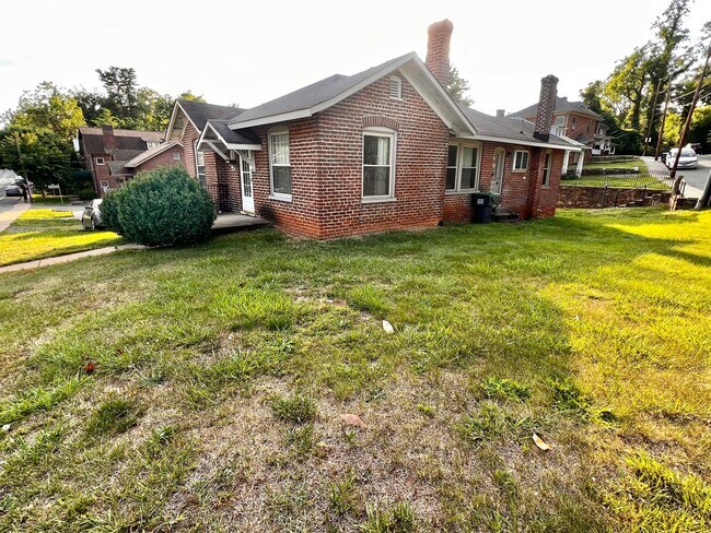Foto del edificio - Charming 1920's Single family home near Scott Stadium & UVA for Rent