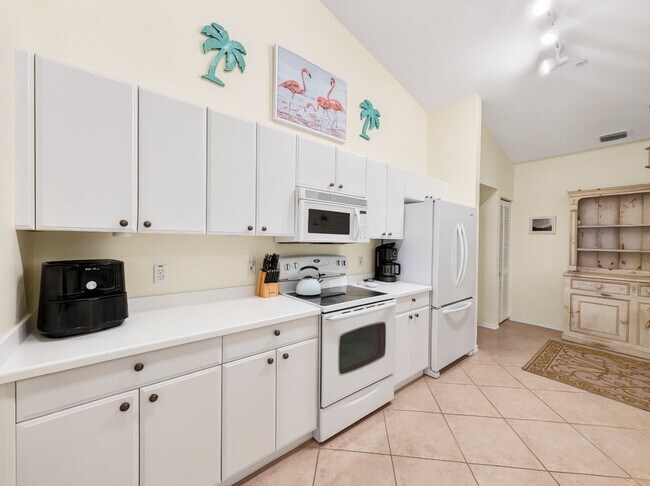 Building Photo - 3-bedroom condo available in Flamingo Fairways II