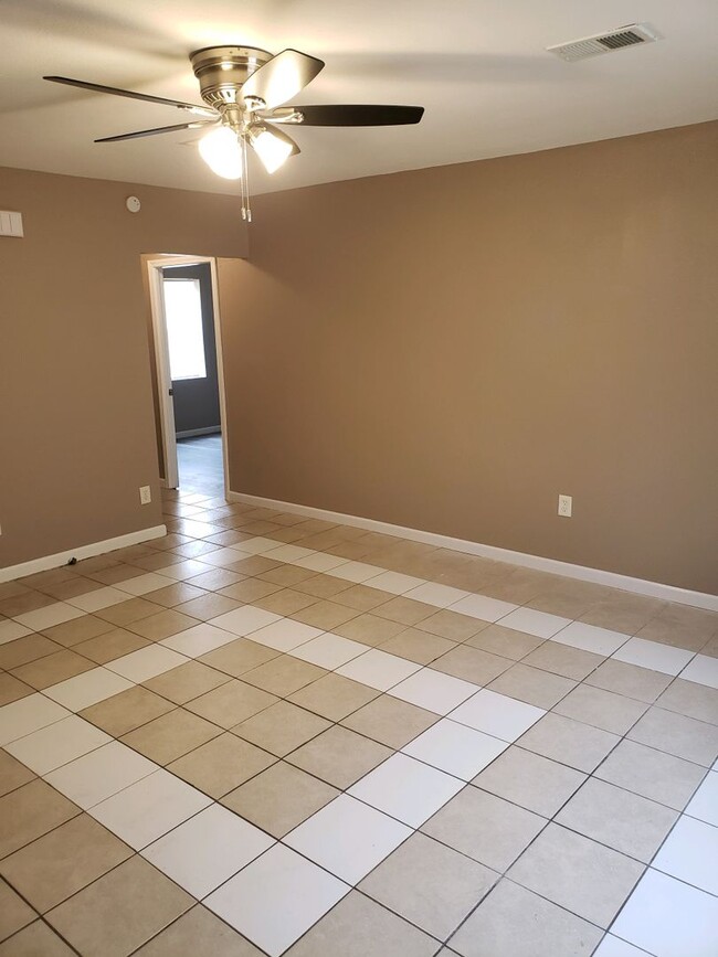 Foto del edificio - Upcoming 1 bed 1 bath in Orange, Tx!