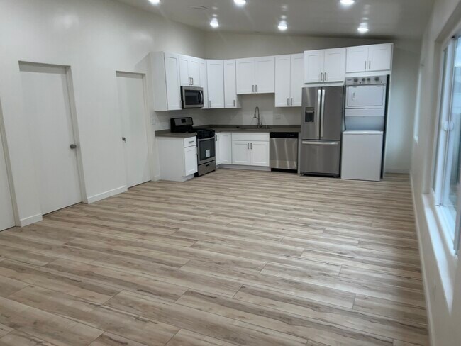 Building Photo - 2444 Chelsea Pl