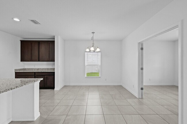 Foto del edificio - Spacious 4-Bedroom Home with Loft, Office & Private Backyard