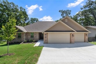 Building Photo - 17 Hollow Way Dr