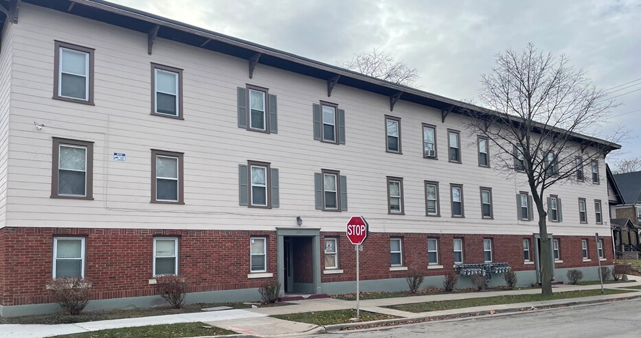 Building Photo - 3303 W Juneau Ave