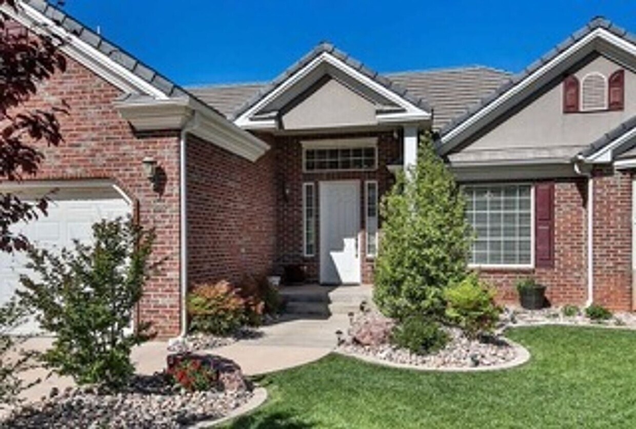 Primary Photo - Very Spacious 6 bedroom home with amazing ...