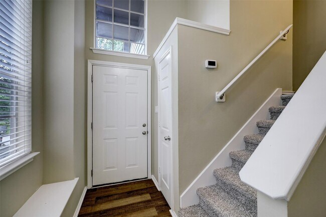 Building Photo - 117 N Villa Oaks Dr
