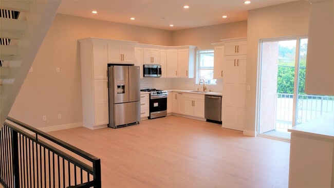 Building Photo - 420 S Roxbury Dr