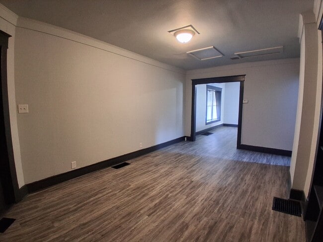 Building Photo - 915 N Bowman Ave