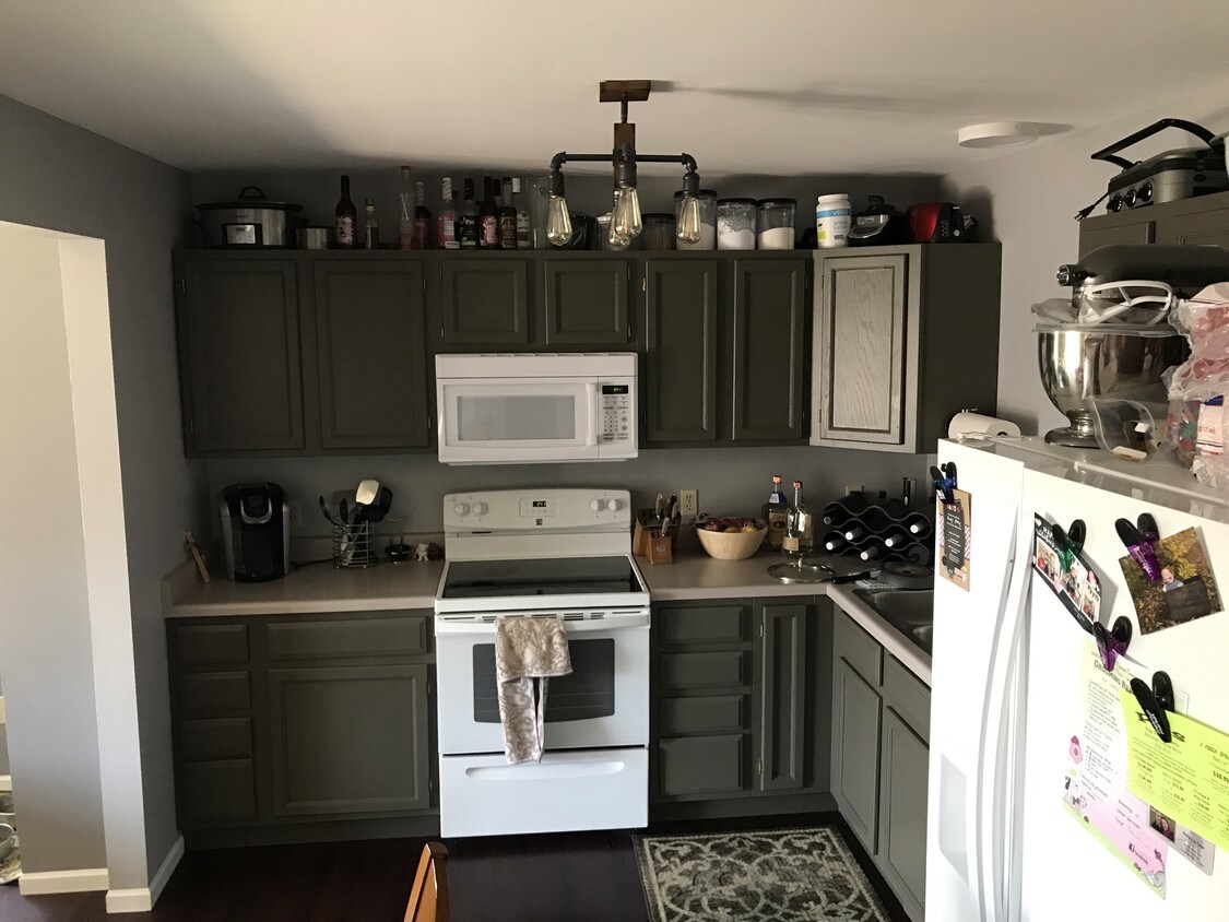 Kitchen - 1113 N Windsor Ave