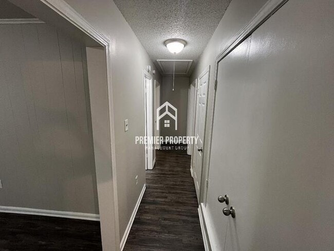 Building Photo - 3165 Mackham Ave