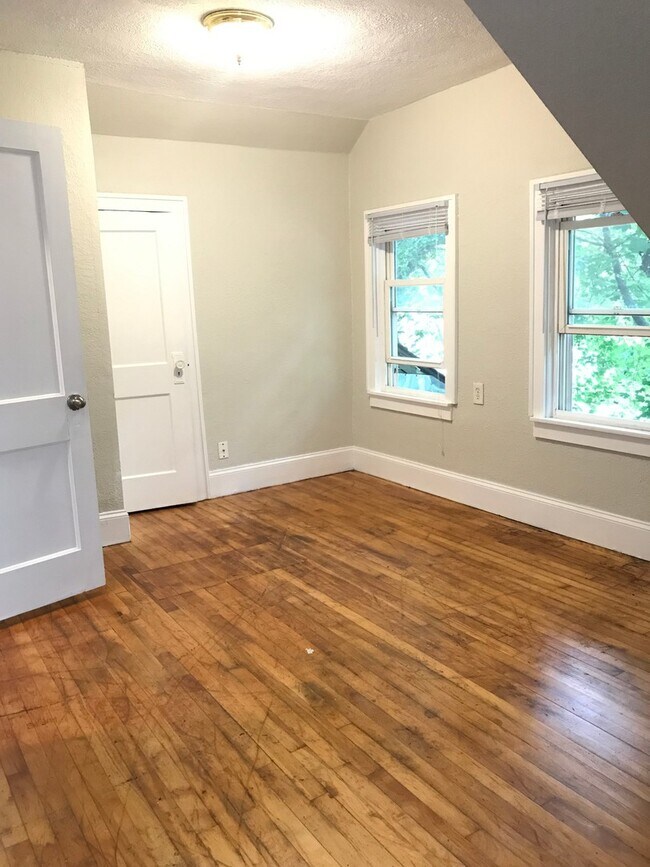 Foto del edificio - Single Family Home - LAUNDRY INCLUDED! HUGE YARD!