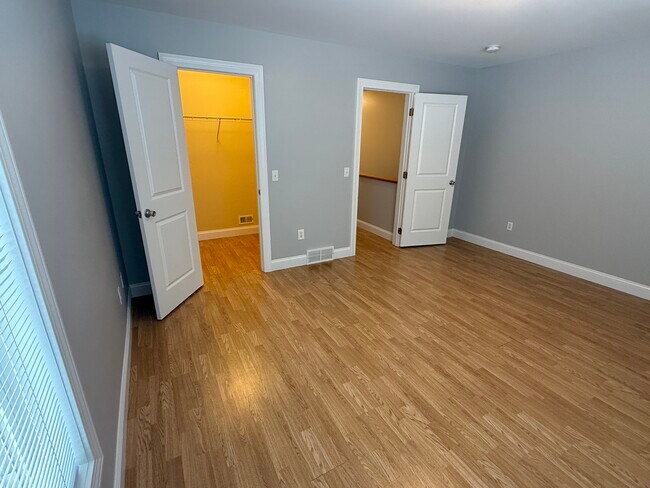 Dormitorio con vestidor - 300 Saratoga Ave