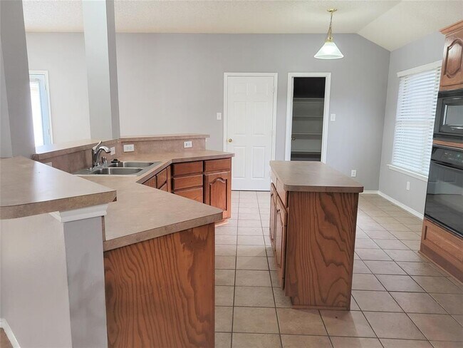 Foto del edificio - 5600 Flowerwood Ln