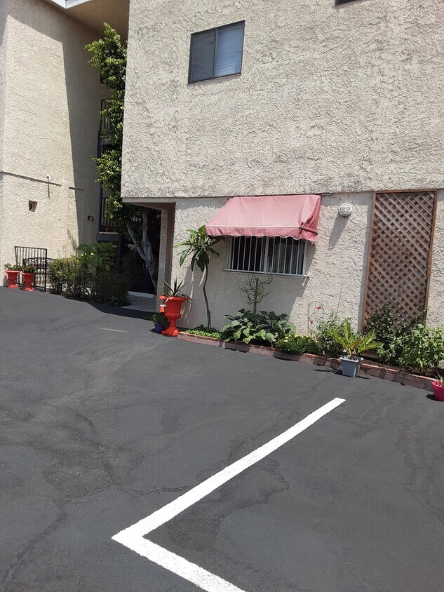 Building Photo - 420 Windsor W Rd