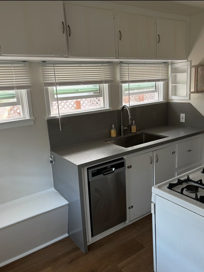 Foto del edificio - 724 Crestmoore Pl