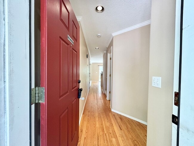 Building Photo - Spacious 4 Bed, 2.5 Bath House