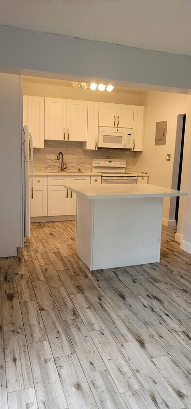Foto principal - 5651 Mayo St