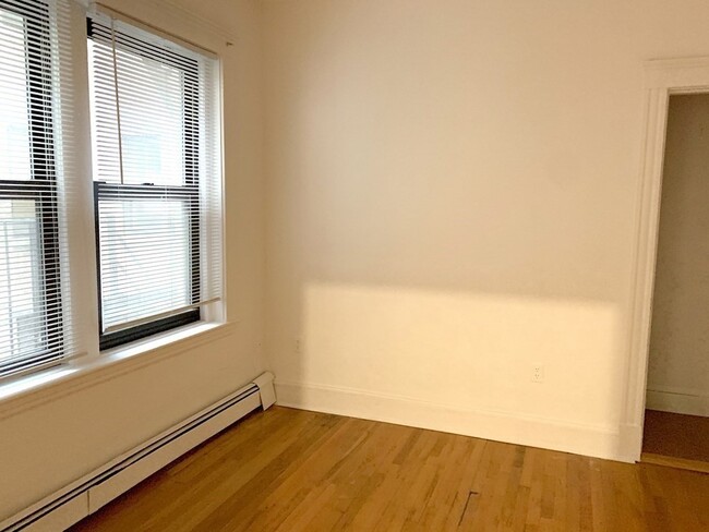 Building Photo - 451 Park Dr