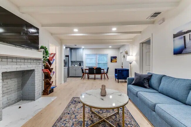 Building Photo - 2327 Langdon Ave