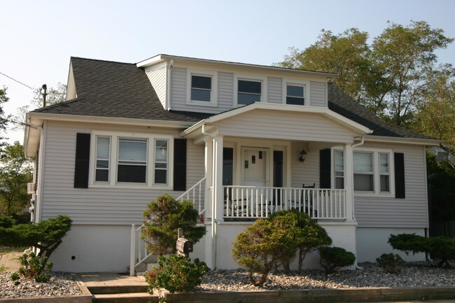 Building Photo - 14 Peninsula Ave