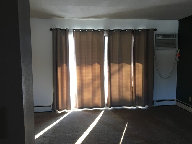 Foto del edificio - 211 Haywood Dr