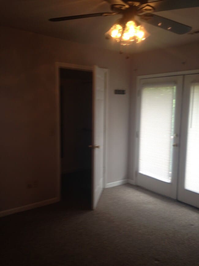 Building Photo - 1142 W Rochier St